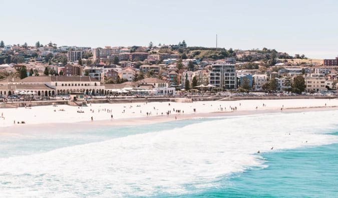 Gente relajándose y disfrutando del clima en la playa de Bondi, Australia