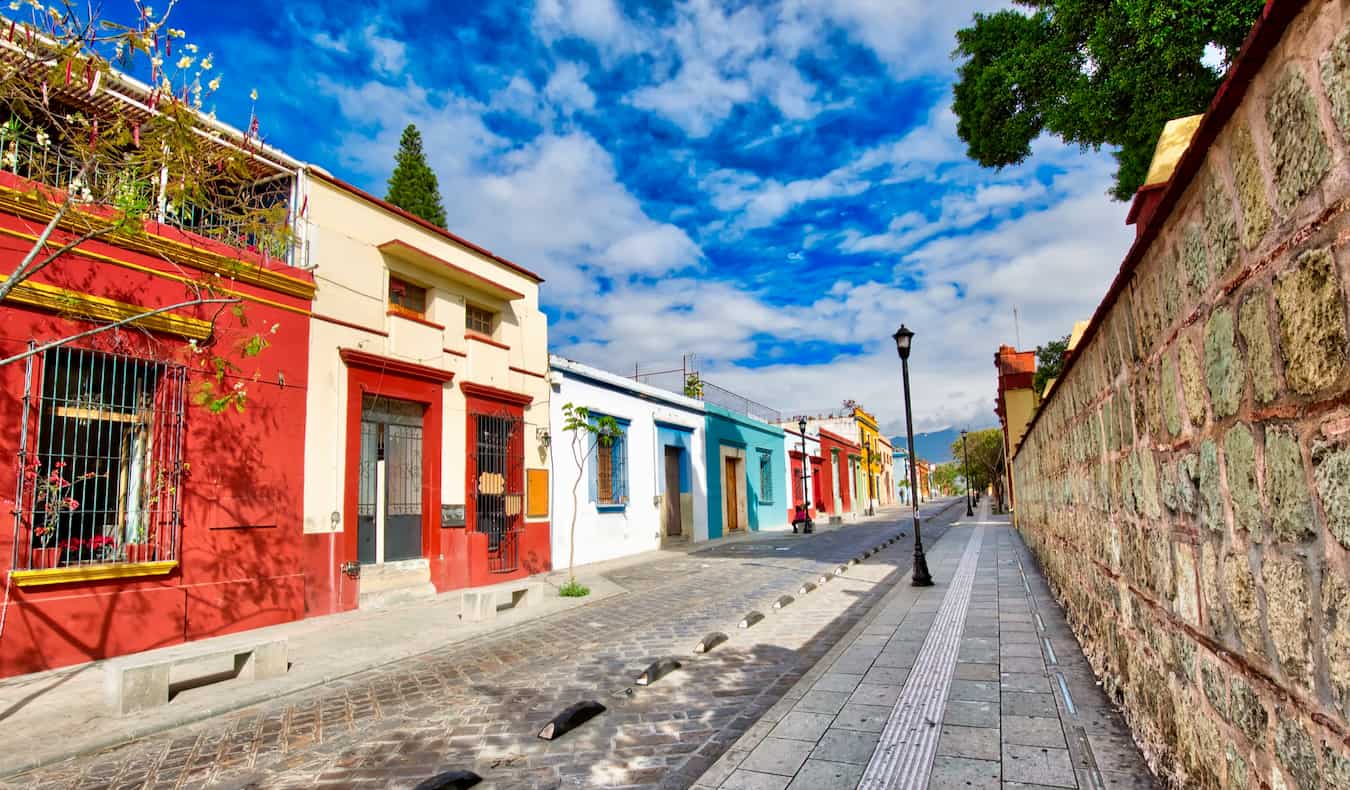 Una calle tranquila y vacía pintada de colores vivos en la hermosa Oaxaca, México