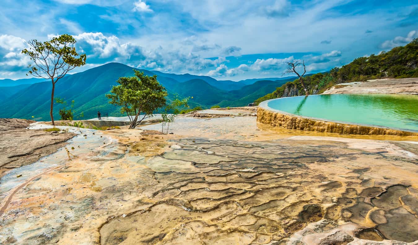 Las aguas frescas y las hermosas vistas de Hierve el Agua, una zona de baño cerca de Oaxaca, México