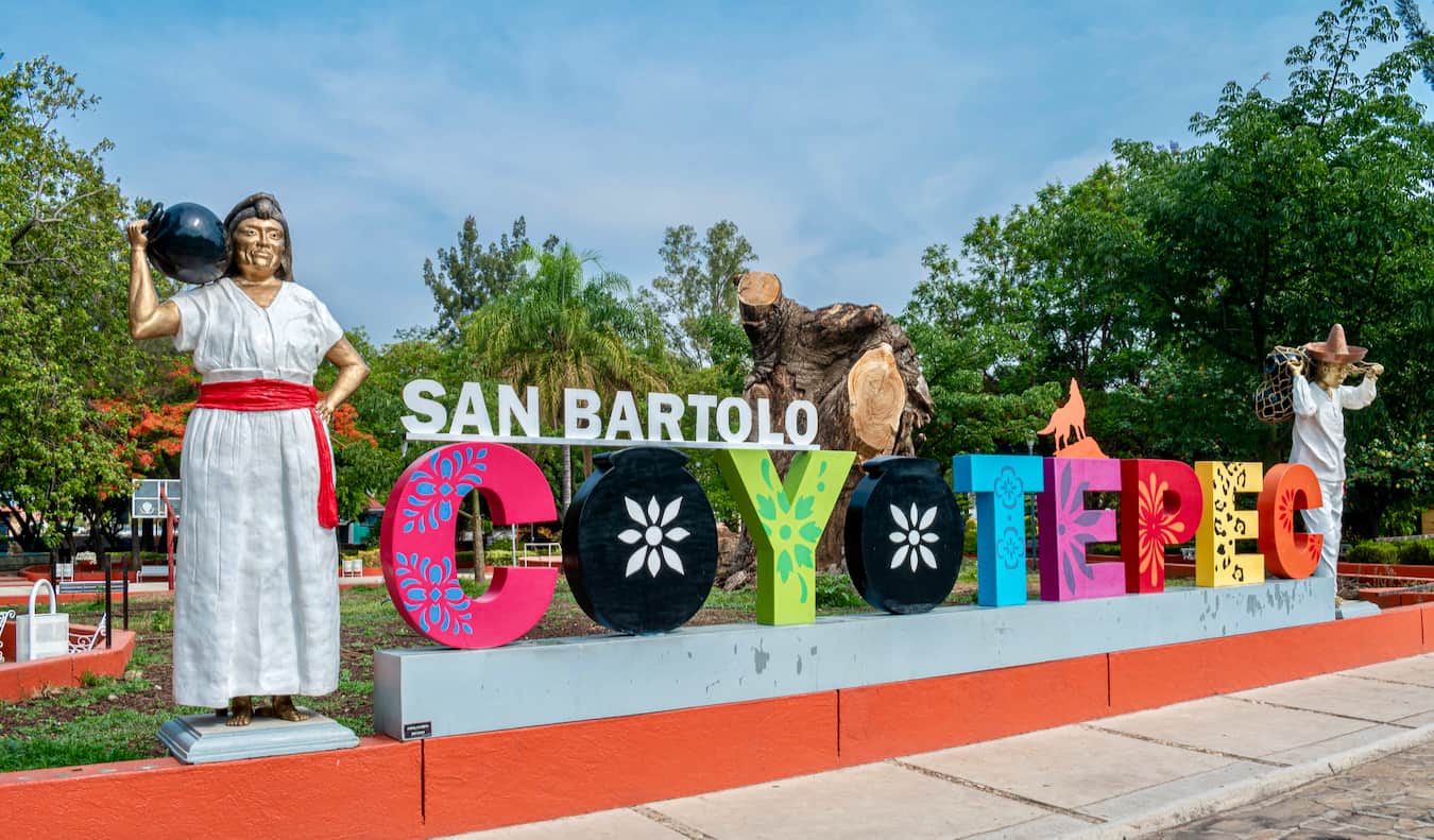 Una señal brillante para la ciudad de Coyotepec, un pequeño pueblo cerca de Oaxaca, México