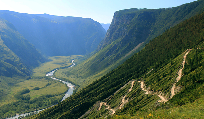 ruta de senderismo empinada que remonta una montaña