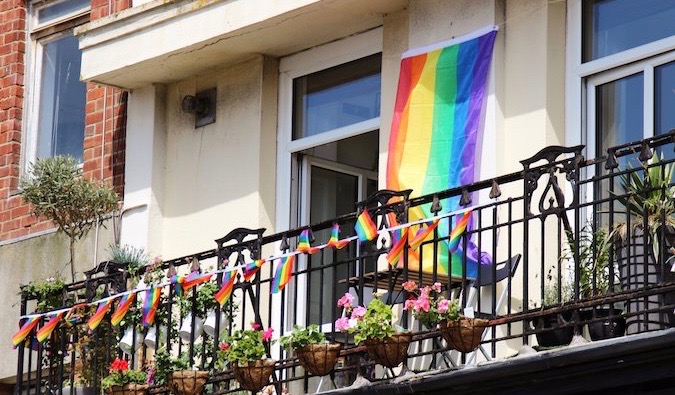 Banderas del arco iris colgadas de un balcón para el orgullo