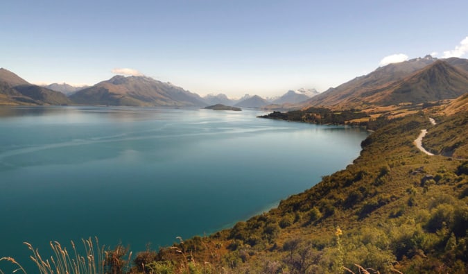 Bosques y montañas que rodean una masa de agua tranquila en la impresionante Nueva Zelanda