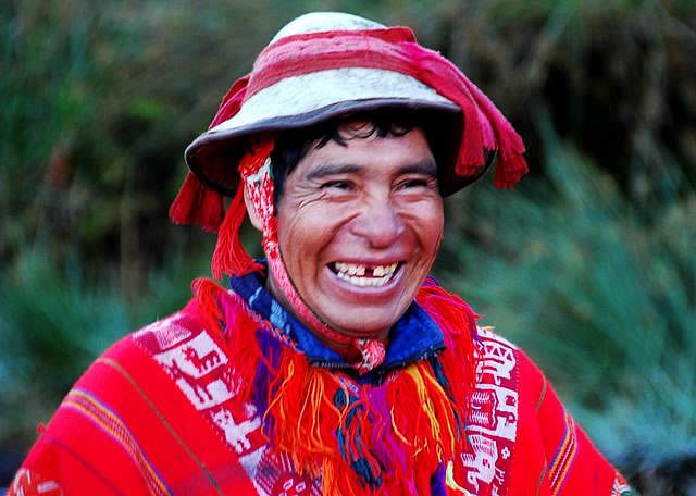 Un local de América del Sur posando con una sonrisa cursi para una foto