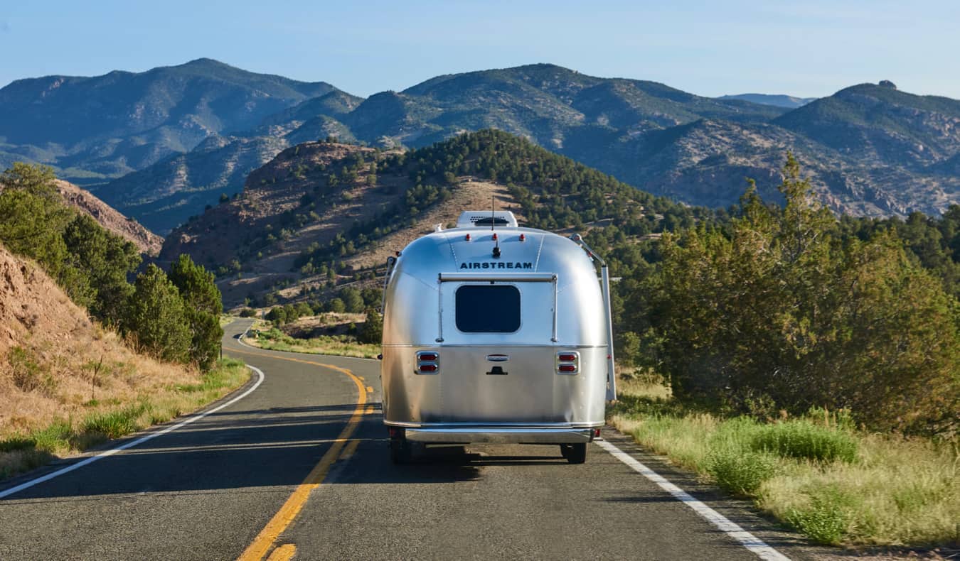 Un viejo RV airstream cruzando por la carretera abierta a EE.UU.