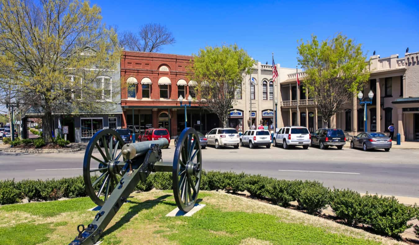 La vista del centro de Franklin, TN en un día soleado de verano