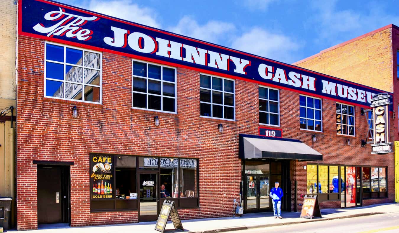 El exterior del Museo Johnny Cash en un día soleado en Nashville, TN, EE.UU.