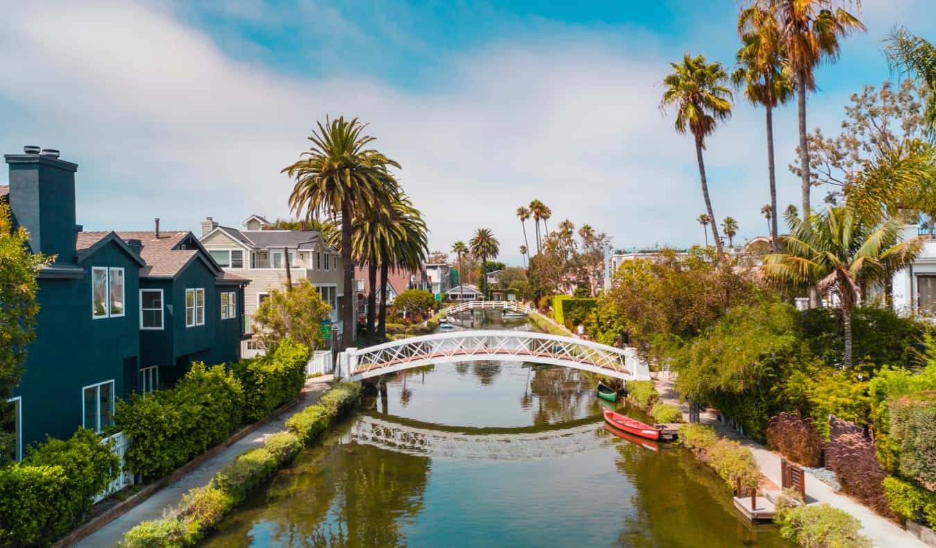 Casas pequeñas con muchos jardines en Venice Beach, Los Ángeles