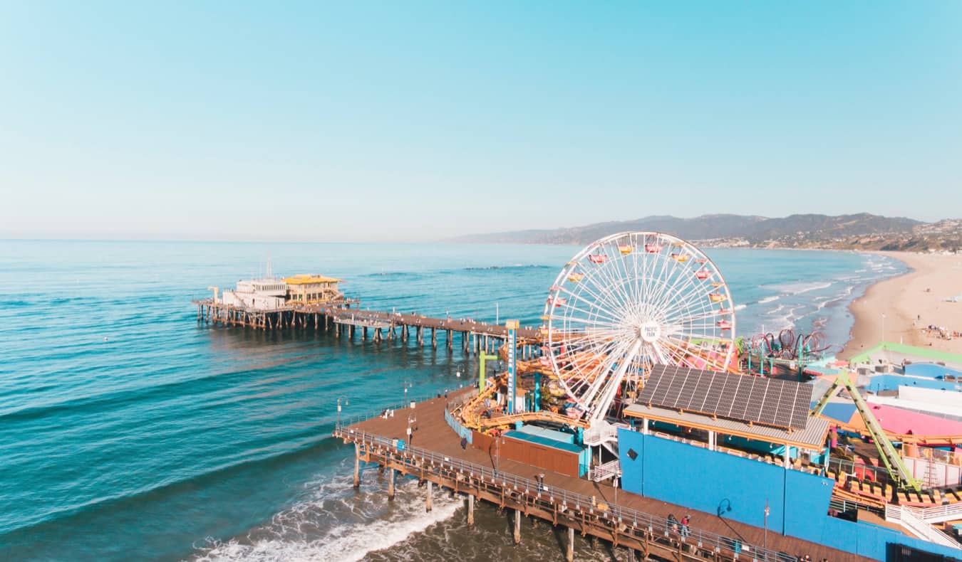 El muelle de Santa Monica en verano en Los Ángeles, California