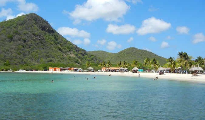 Bonitas playas del Caribe con colinas traseras