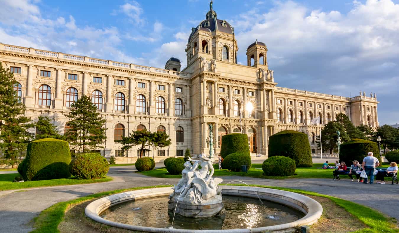 El Museo de Bellas Artes, un edificio masivo e histórico, en Viena, Austria