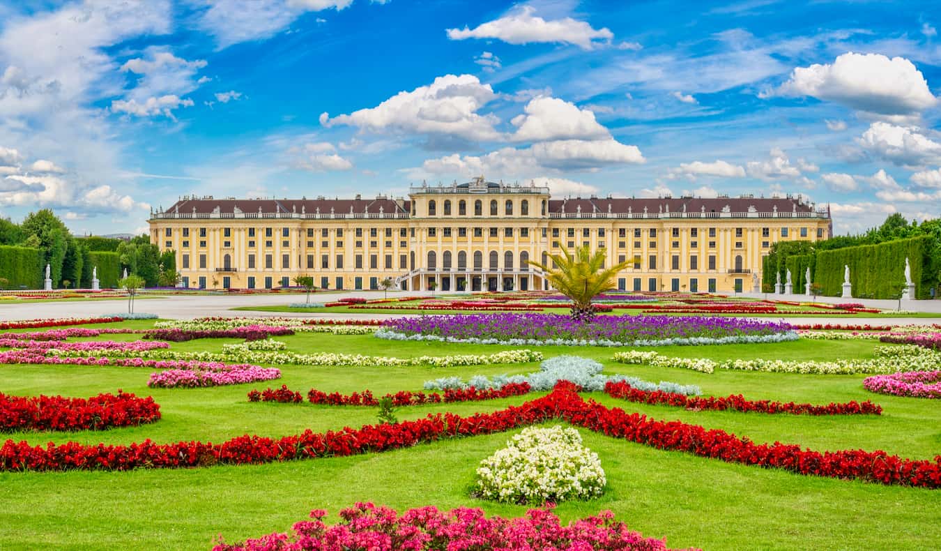 El palacio de Schönbrunn, un enorme edificio imperial en Viena, Austria