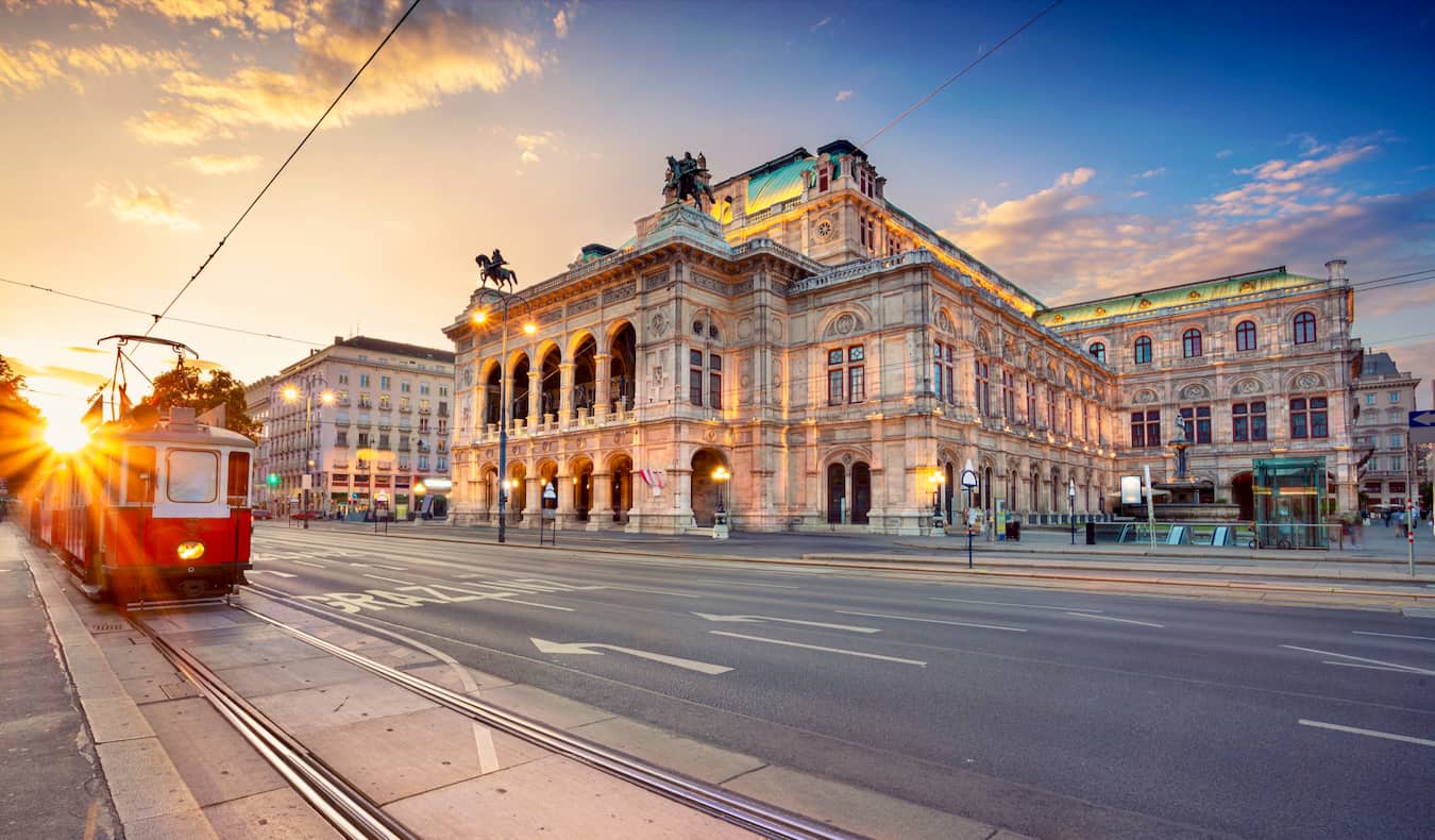 El bello edificio de la ópera estatal de Viena en Viena, Austria