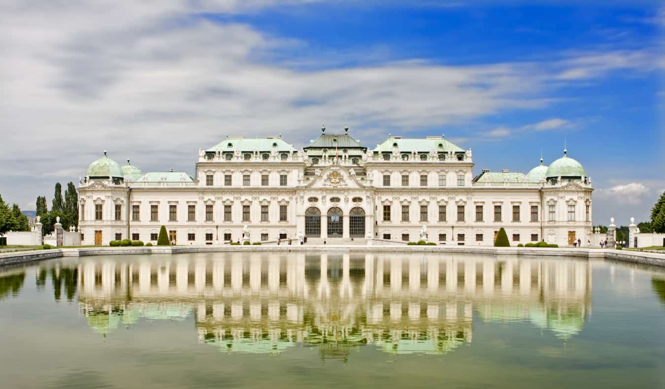 Uno de los muchos palacios históricos masivos de la impresionante Viena, Austria