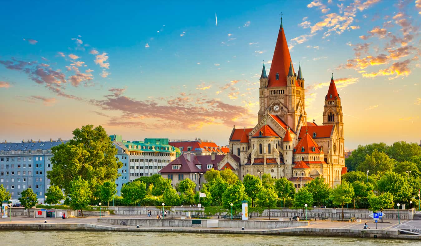 Una iglesia grande y colorida en Viena, Austria