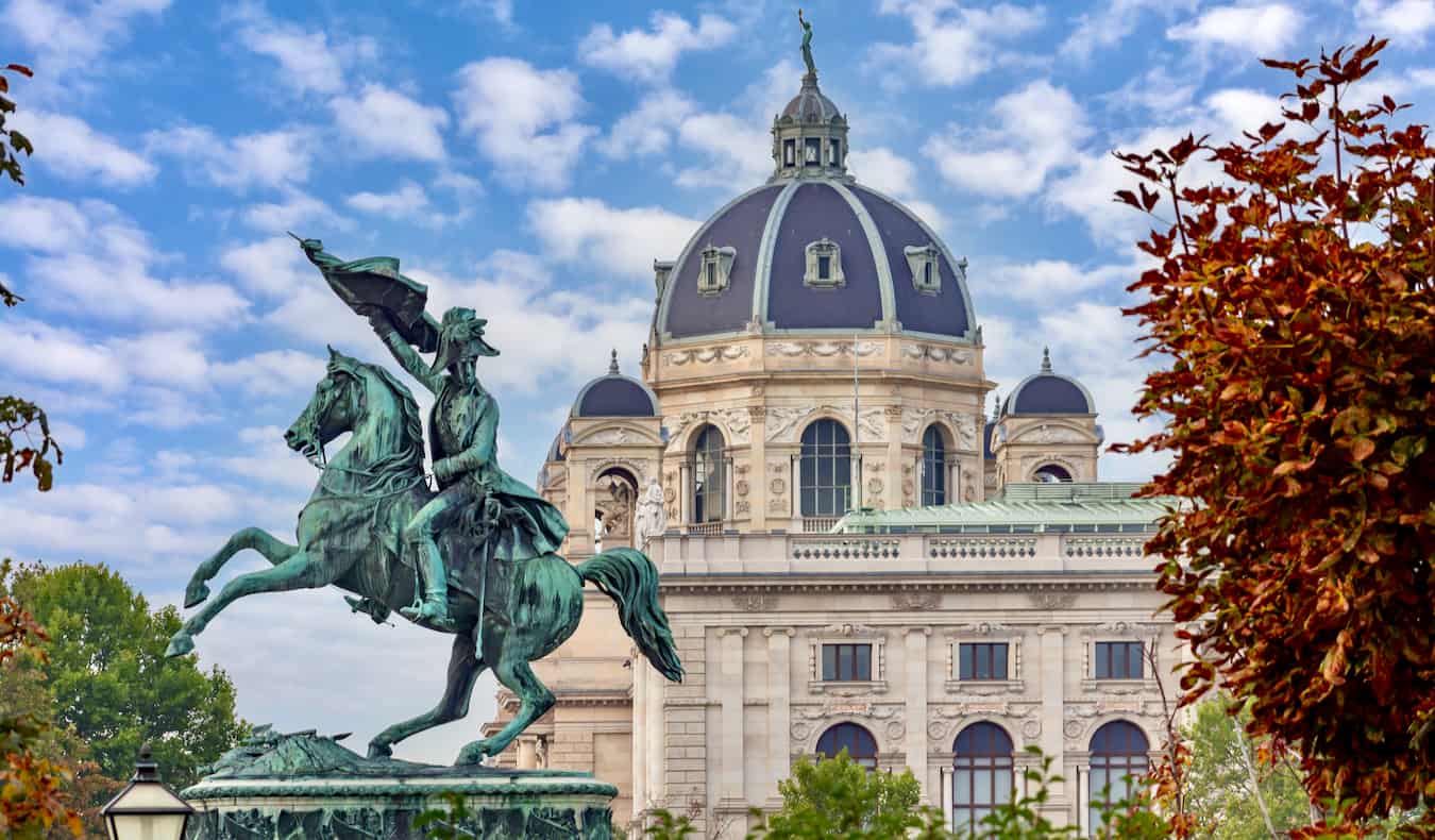 Una estatua histórica de un hombre a caballo en la hermosa Viena, Austria