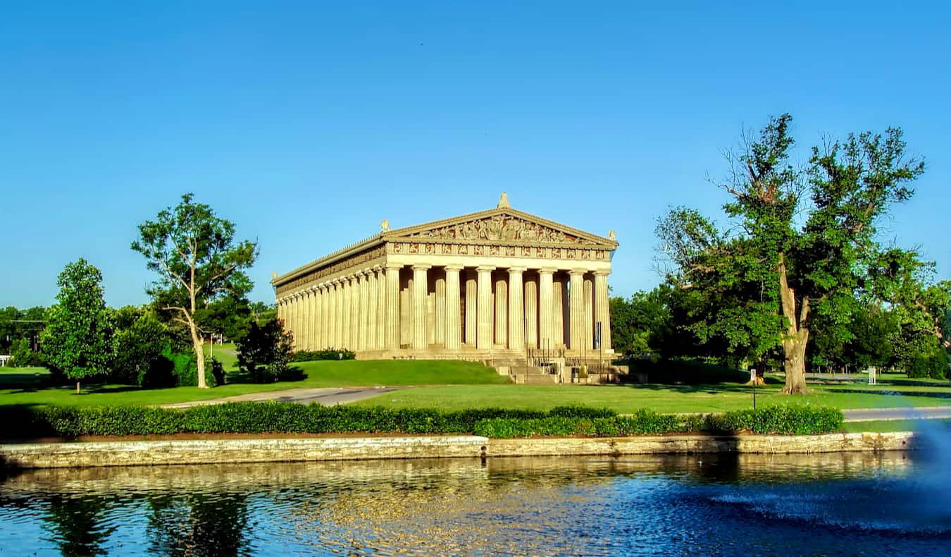 El Partenón de Nashville, TN en un día soleado de verano rodeado de vegetación