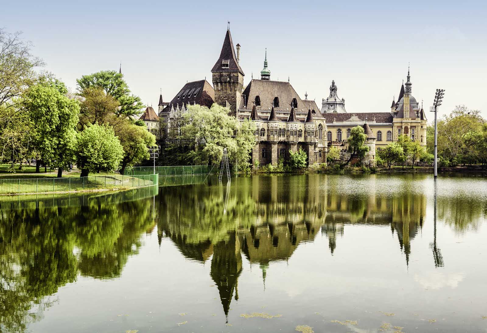 Las mejores cosas que hacer en Budapest Vajdahunyad Castle 