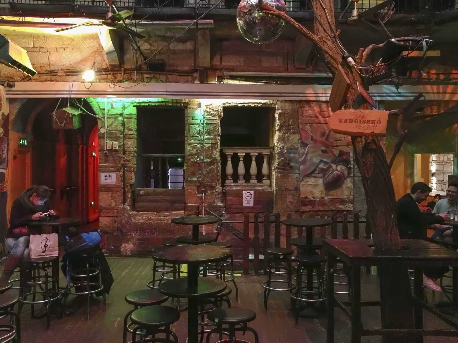 Qué hacer en Budapest Szimpla Kert Ruin Bar