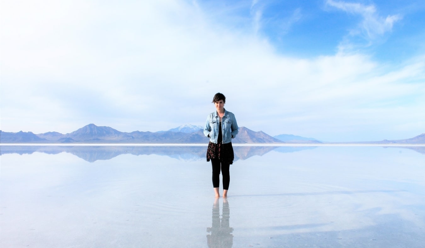 Sam, un ávido viajero poniendo en las salinas de Utah