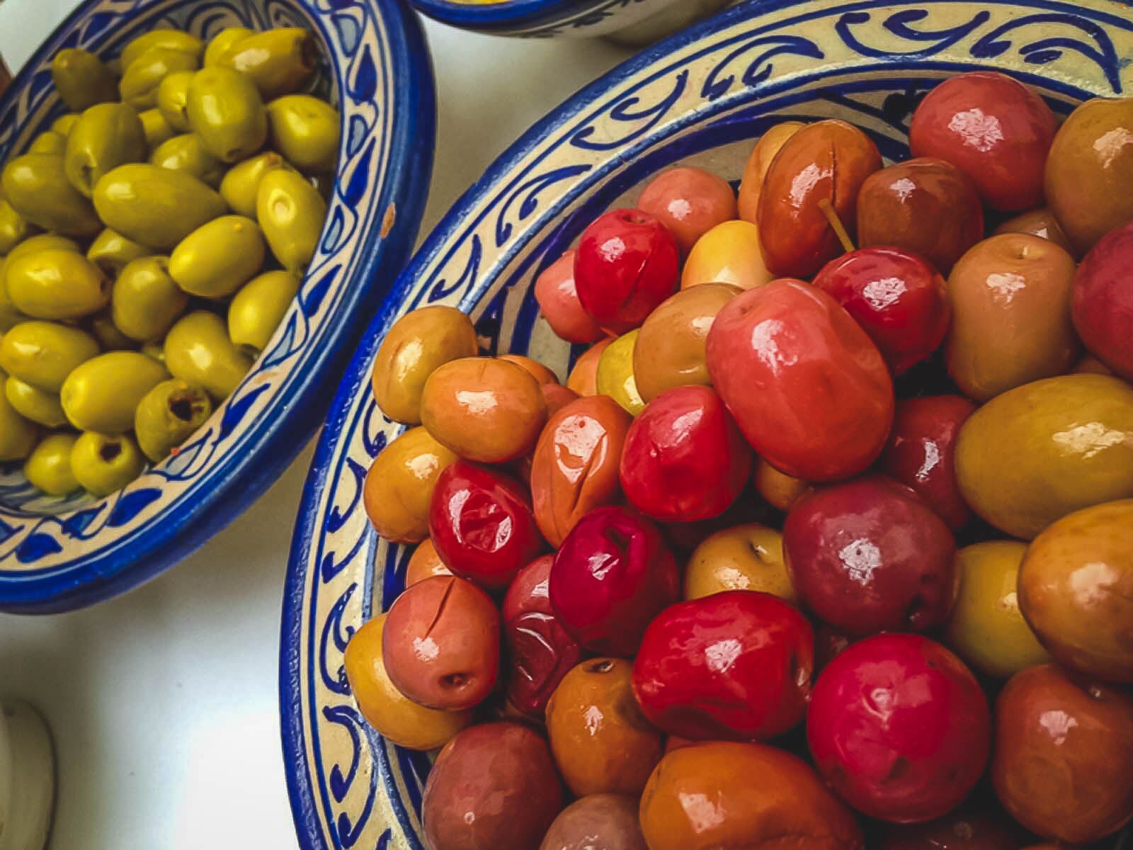 Aceitunas y frutos secos en la cena al comer en Marruecos