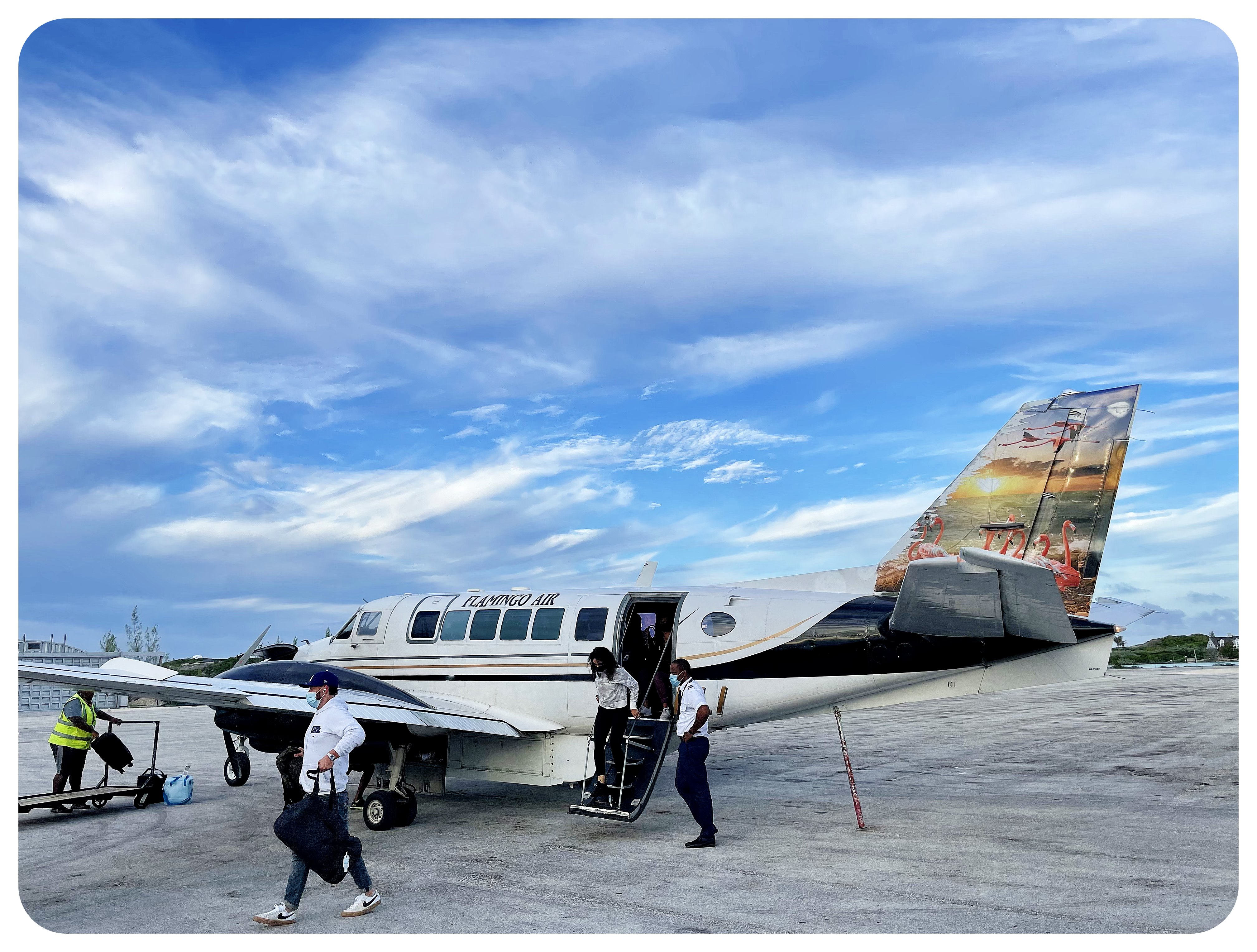 avión flamenco en las bahamas