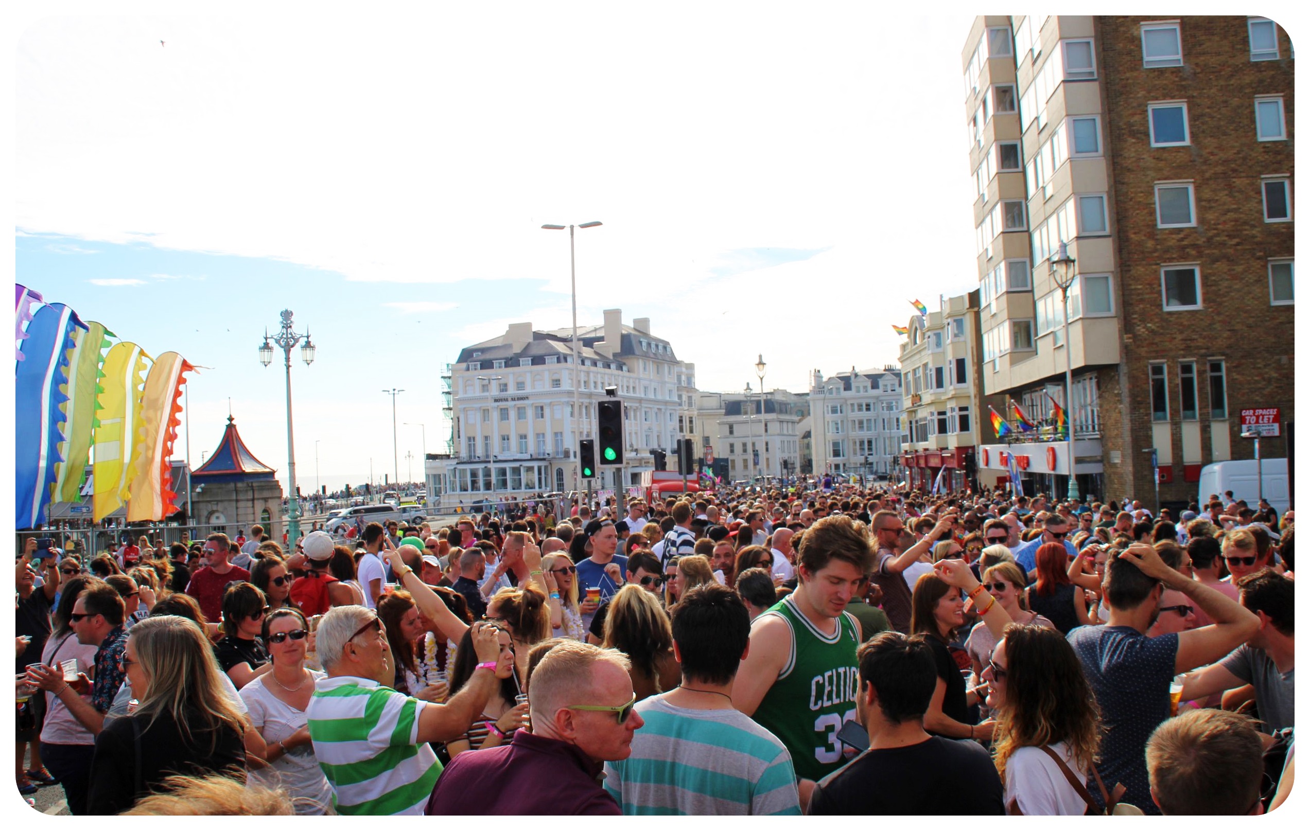 multitudes de la fiesta de la calle del orgullo de Brighton 2015