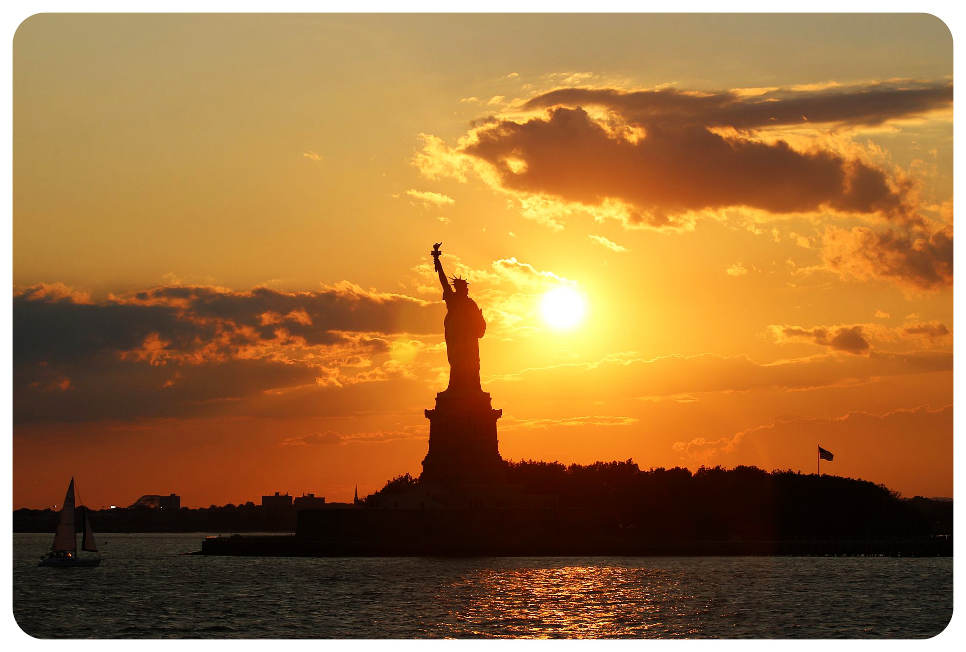 estatua de la libertad al atardecer en Nueva York