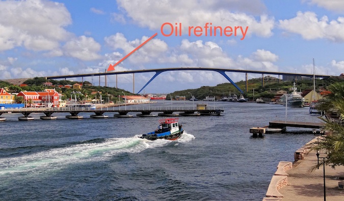 El paseo marítimo de Willemstad con una flecha que apunta a la refinería de petróleo en el Caribe