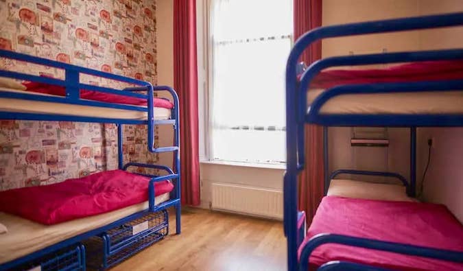 Literas de metal antiguas en un dormitorio en el Ashfield Hostel en Dublín, Irlanda