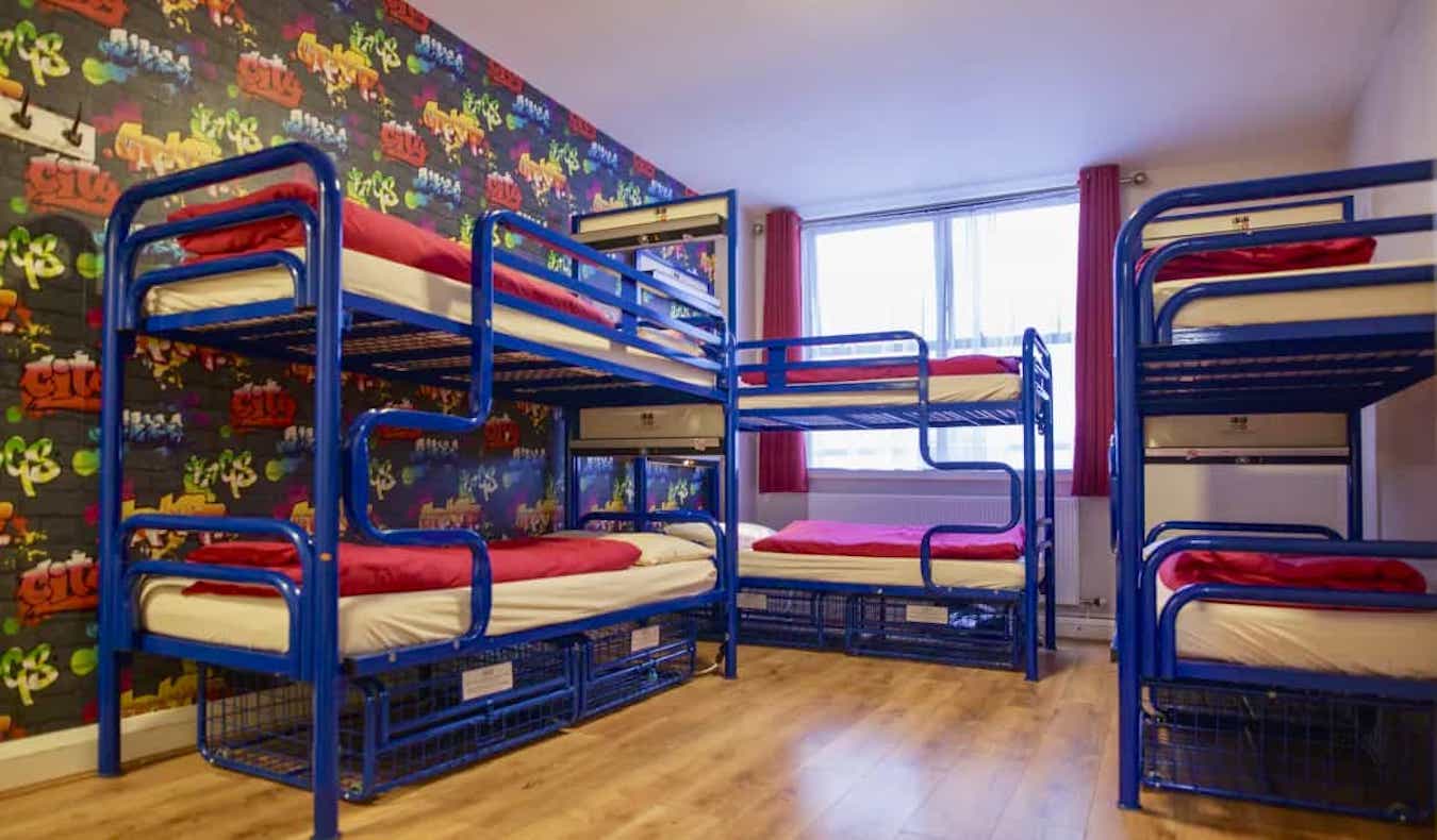 Literas en un dormitorio espacioso del Abigails Hostel en Dublín, Irlanda