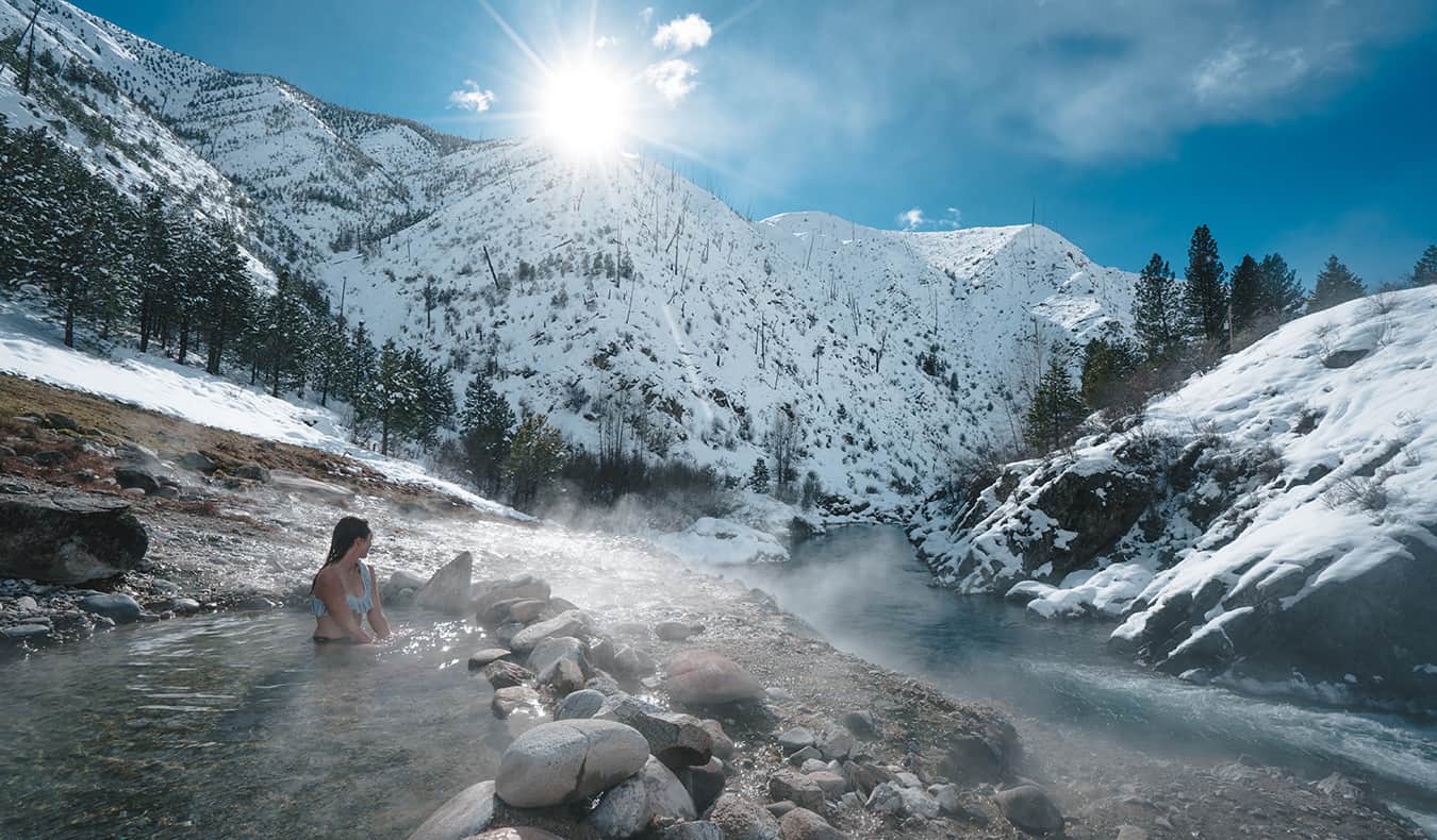 Kristin Addis sentada en las aguas termales de las montañas nevadas