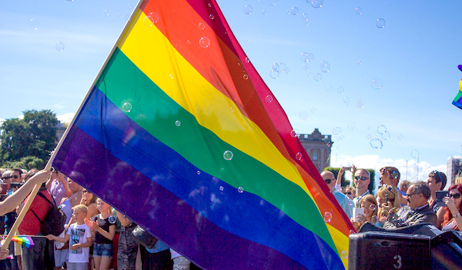 una bandera del arco iris en el evento del orgullo gay de Estocolmo