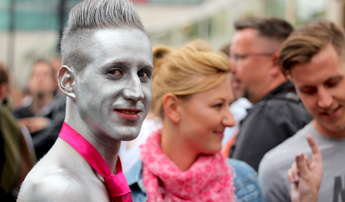 un hombre pintado de plata en un acto del orgullo LGBT en Berlín