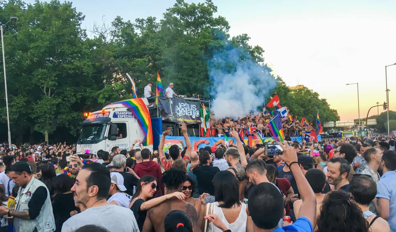 Gente celebrando el WorldPride en Madrid, España