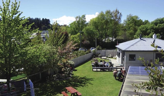 Patio trasero de Mountain View Backpackers en Wanaka, Nueva Zelanda