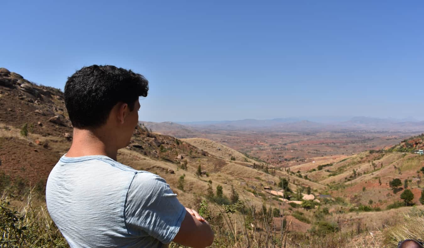 Mate nómada mirando sobre el valle de África