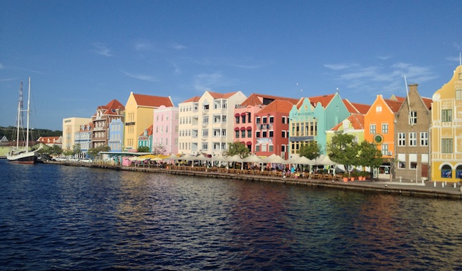 Casas caribeñas preciosas y coloridas agrupadas en la isla caribeña de Curaçao