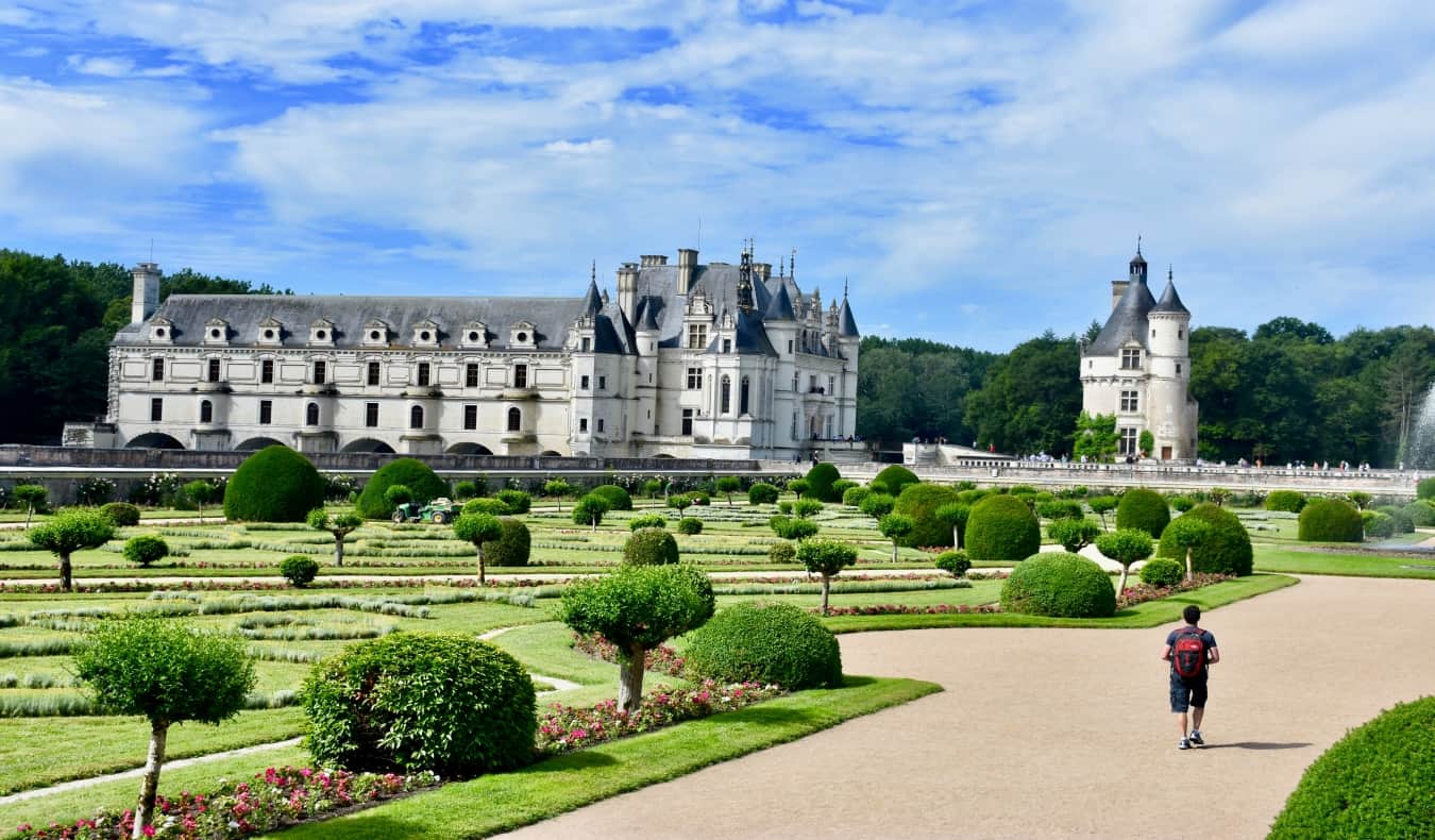 Matt nómada caminando por los jardines del castillo en Francia