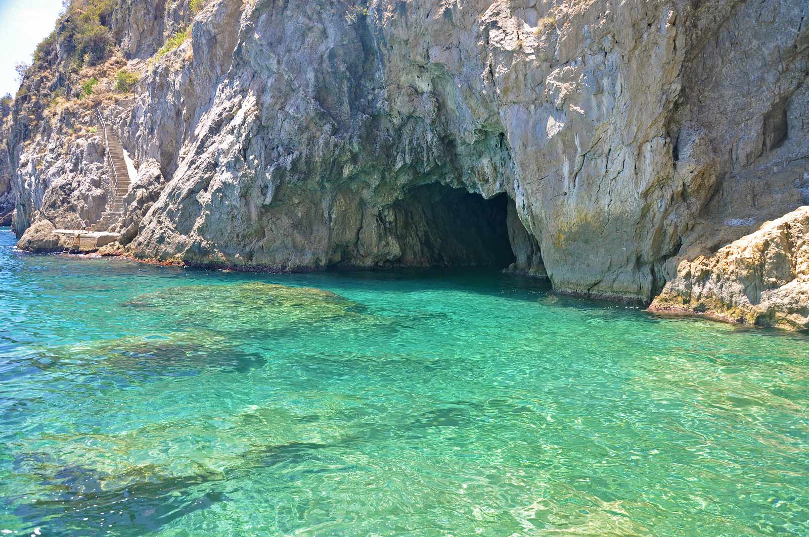 Las mejores cosas que hacer en Positano Emerald Grotto en barco, la costa de Amalfi.