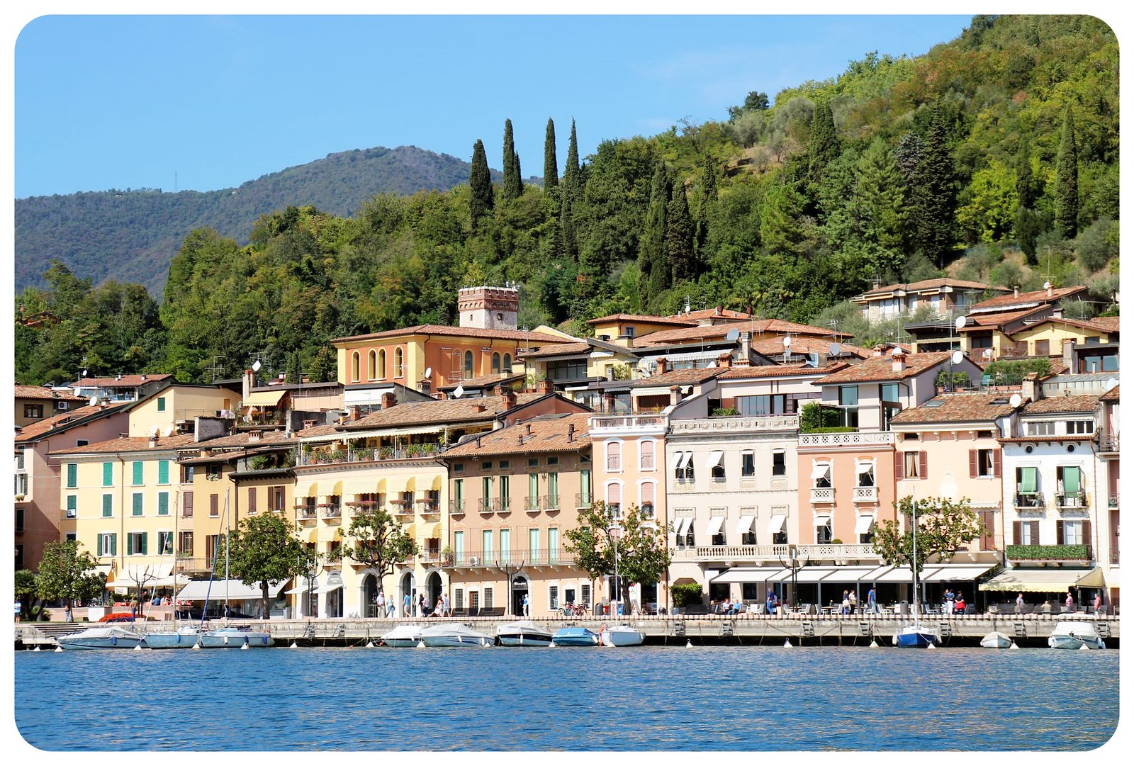 vistas al lago de garda sobre salón