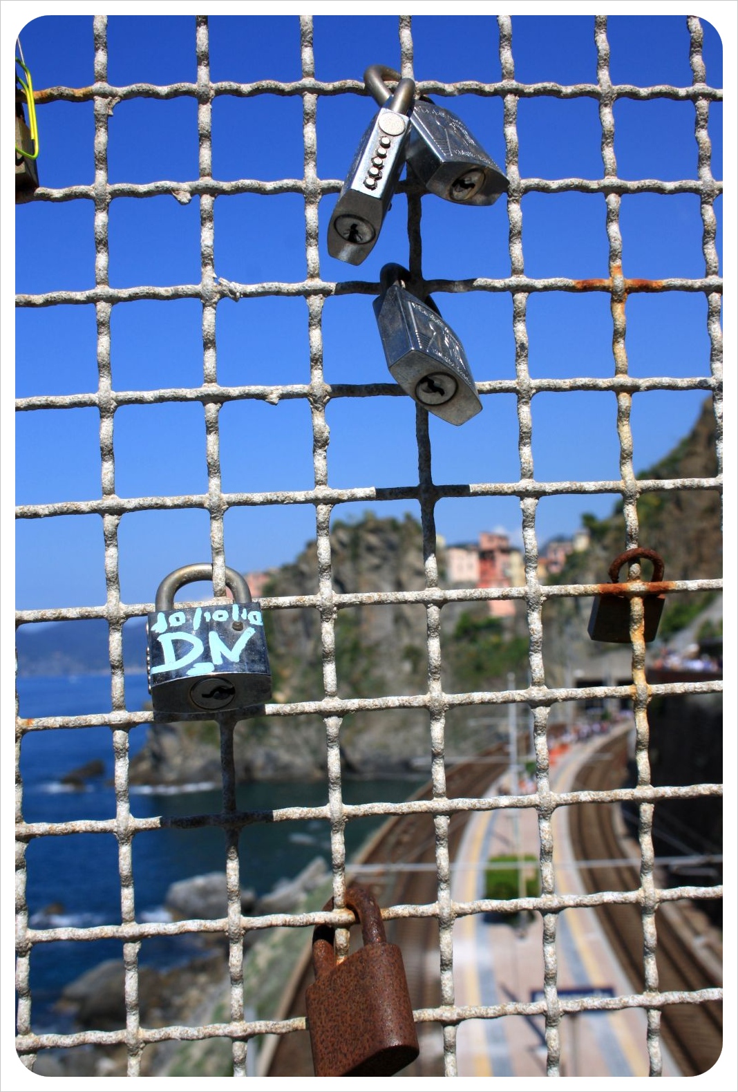 Cerraduras con Manarola al fondo