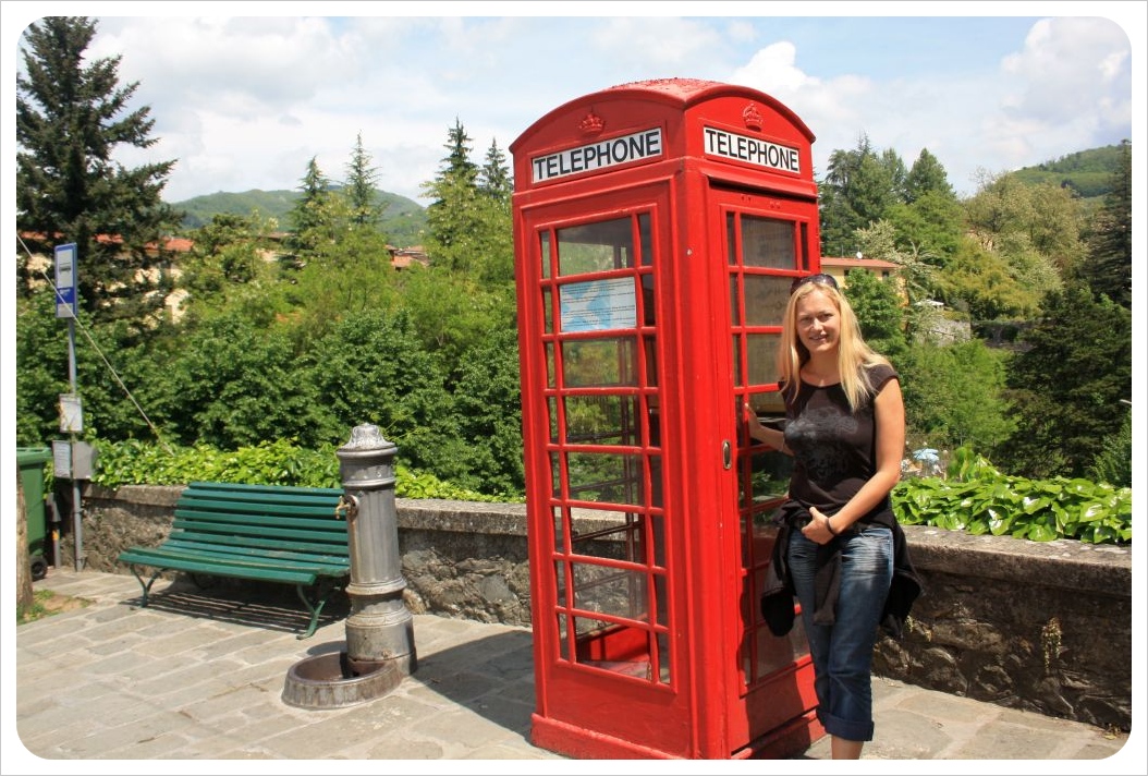 cabina telefónica británica en Barga, Italia