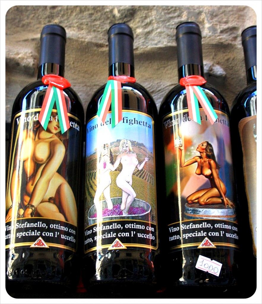 vino con mujeres desnudas Italia