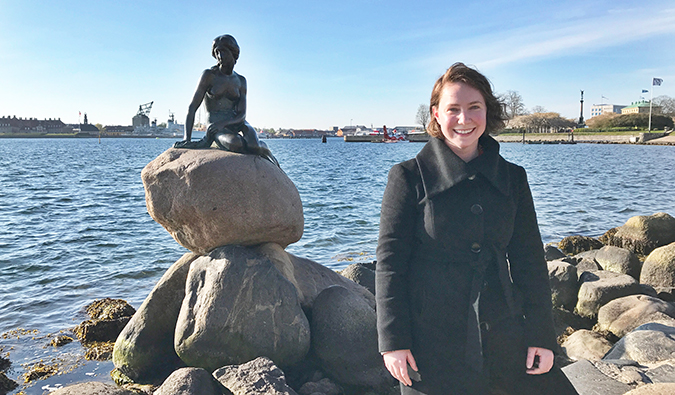 Kathleen con una estatua sobre una roca