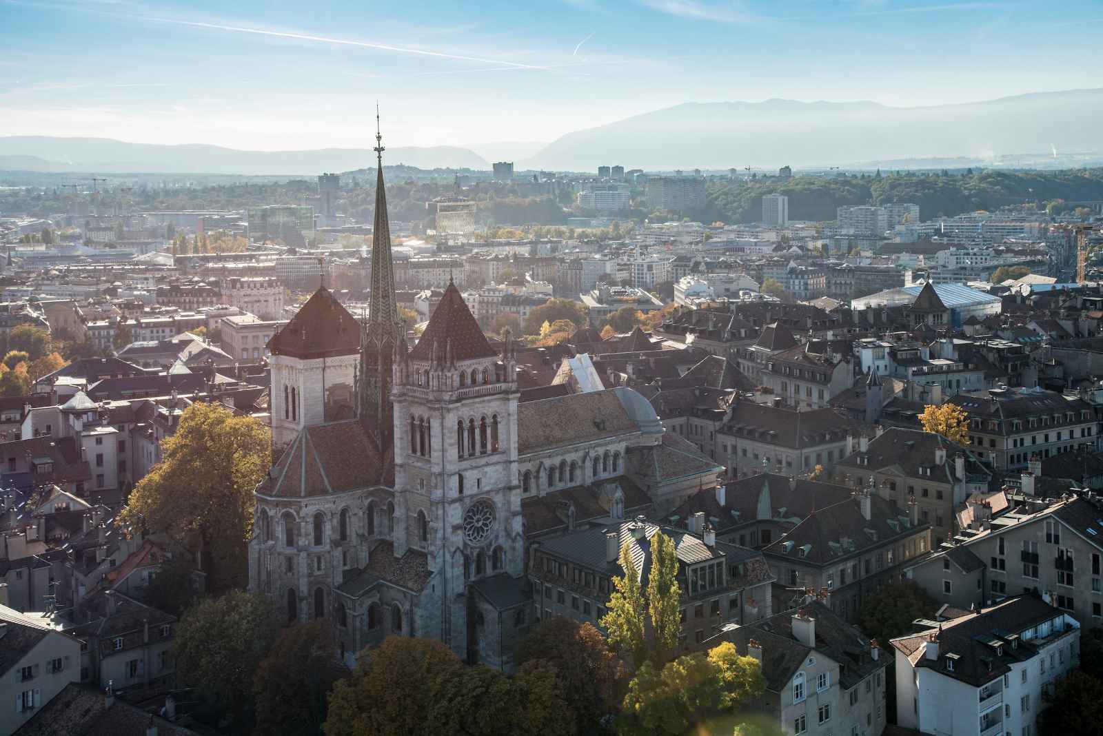 Las mejores cosas que hacer en Ginebra Catedral de San Pedro Ginebra desde el cielo