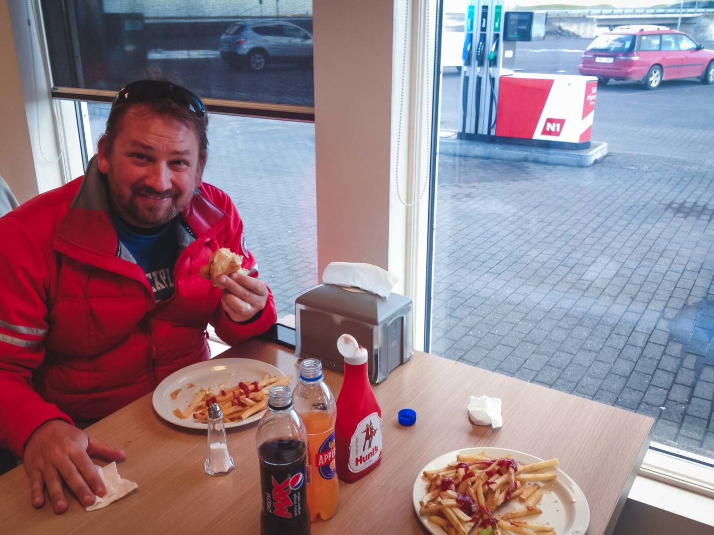 Coste del viaje a Islandia Comer Perros calientes