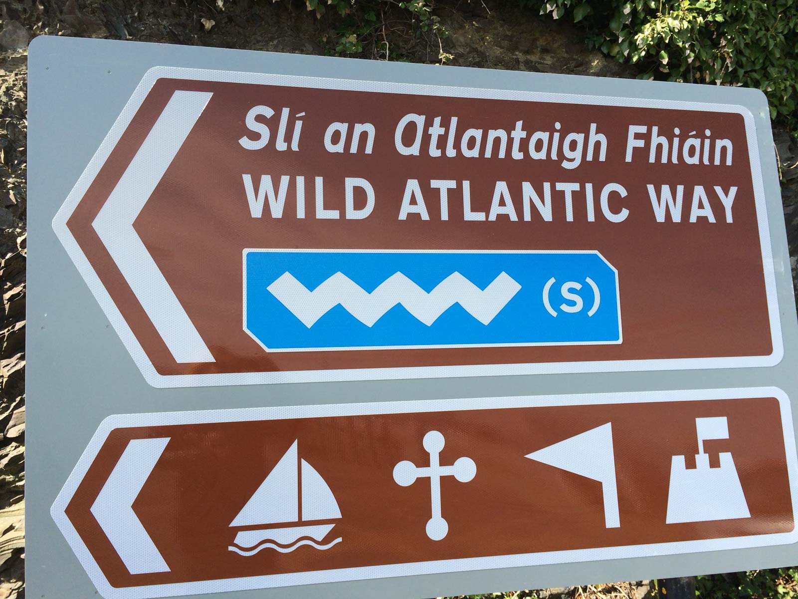 Señal Wild Atlantic Way en el camino hacia los acantilados de Moher