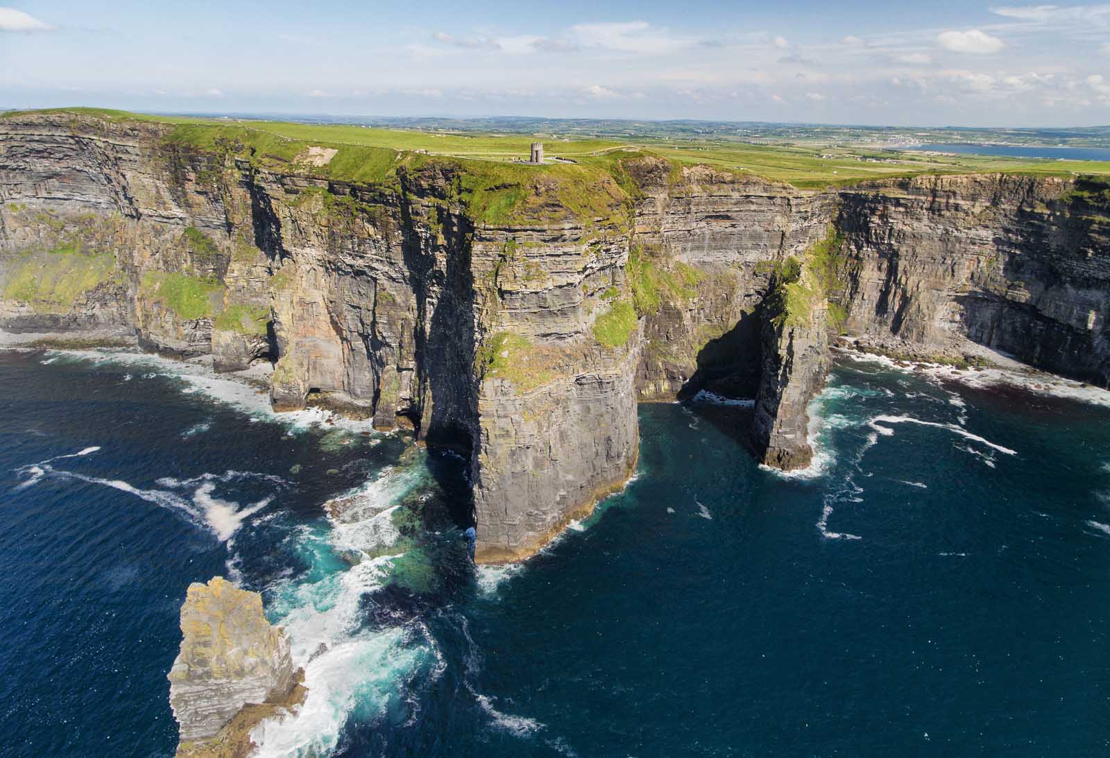 Vista de los acantilados de Moher desde el mar