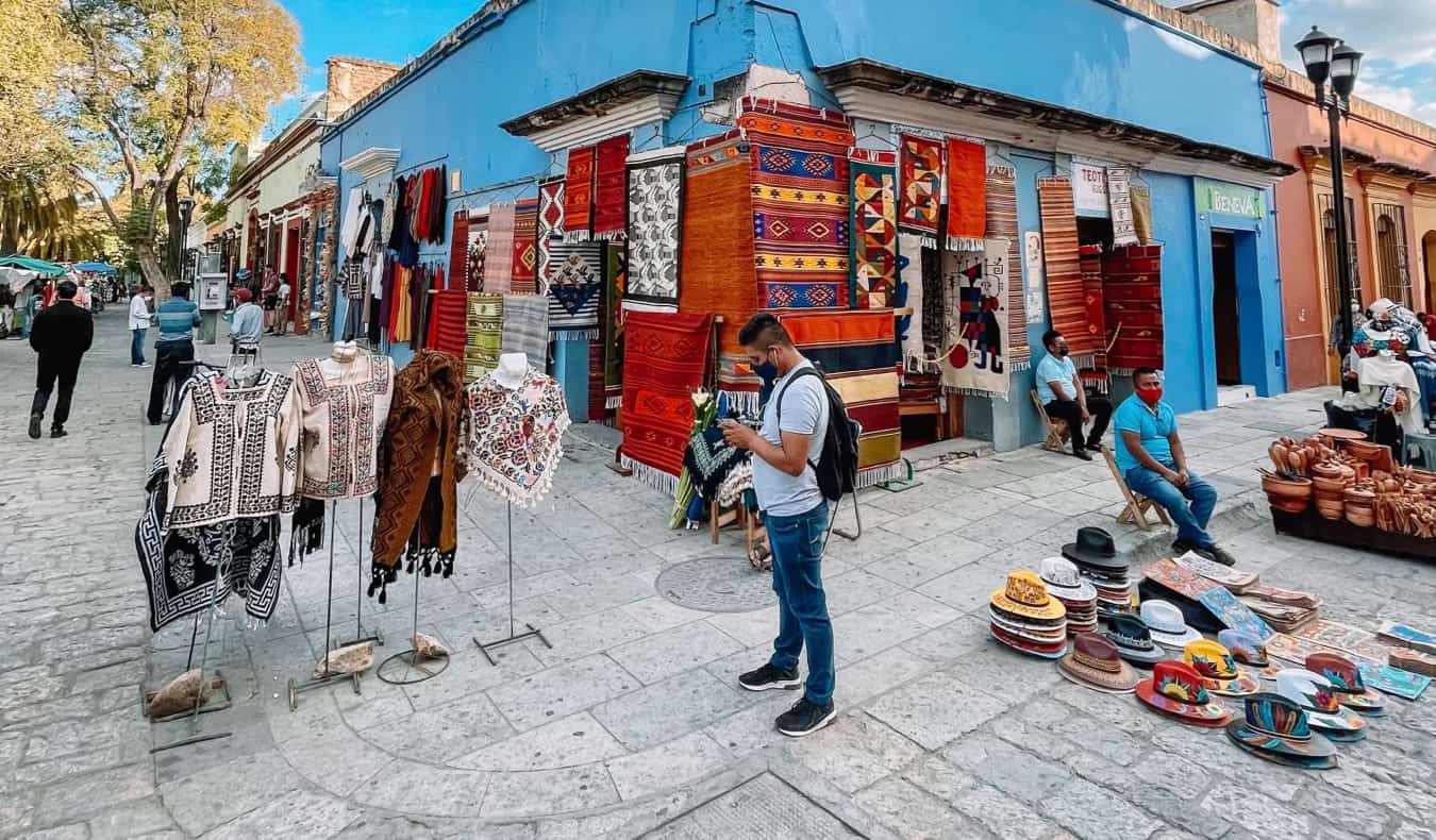 Un mercado local pequeño pero colorido en Oaxaca, México